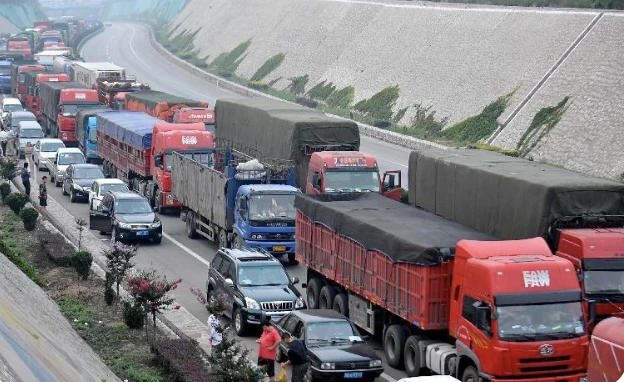 Atrasos na entrega devido ao controle de tráfego na área metropolitana de Suz...